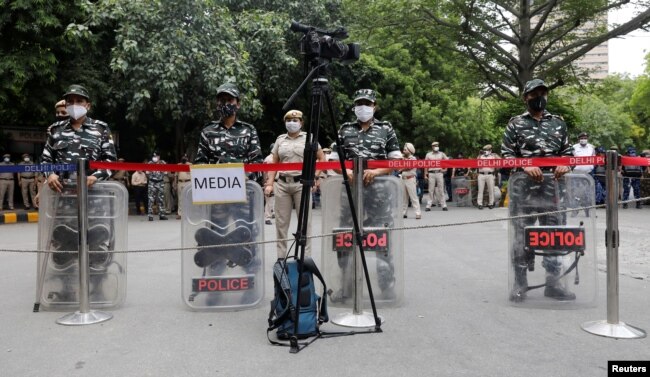 Petugas keamanan berjaga di lokasi aksi duduk petani yang memprotes undang-undang pertanian, dekat gedung parlemen, di New Delhi, India, 22 Juli 2021. (REUTERS/Adnan Abidi)