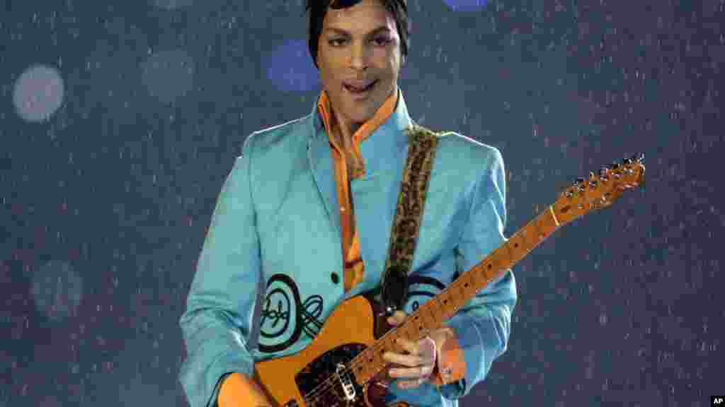 Prince chante lors du Super Bowl XLI au Dolphin Stadium de Miami, 4 février 2007.