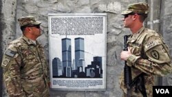 Soldados estadounidenses observan el monumento en recuerdo de las víctimas del 11 de septiembre de 2011, en la base aérea de Jalalabad en Afganistán.