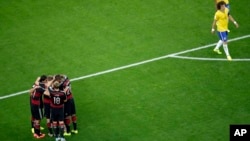 Alman oyuncular (solda) Sami Khedira'nın attığı takımın beşinci golünü kutlarken