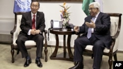 El presidente de la Autoridad Palestina Mahmoud Abbas conversa con el secretario general de la ONU, Ban Ki-moon. La ONU votará mañana el reconocimiento de Palestina.