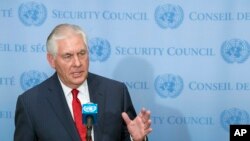 លោក Rex Tillerson រដ្ឋ​មន្ត្រី​ក្រសួង​ការ​បរទេស​អាមេរិក ថ្លែង​ទៅ​កាន់អ្នក​សារព័ត៌មាន​បន្ទាប់​ពី​កិច្ច​ប្រជុំ​ថ្នាក់​ខ្ពស់​នៃ​ក្រុម​ប្រឹក្សា​សន្តិសុខ​អំពី​ស្ថានភាព​ប្រទេស​កូរ៉េ​ខាង​ជើង កាល​ពី​ថ្ងៃទី​១៥ ខែ​ធ្នូ។