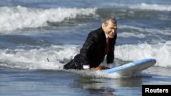 Competencia de disfraces en Santa Mónica en Los Ángeles. Un hombre disfrazado de G. W. Bush sobre las aguas.