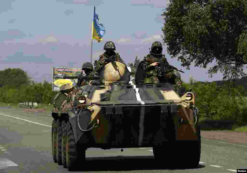 A Ukrainian army armored fighting vehicle patrols north of the eastern Ukrainian town of Slovyansk, May 13, 2014.