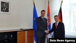 Prvi potpredsednik Vlade Srbije i ministar odbrane Aleksandar Vučić i ministar odbrane Nemačke Tomas de Mezijer rukuju se tokom današnjeg susreta u Berlinu. 