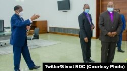 Mokambi molandi ya ECC Mgr Idore Nyamuke (D) nsima na bokutani na mokambi ya Sénat Alexis Thambwe Mwamba (G) na Palais du peuple, Kinshasa, RDC, 23 novembre 2020. (Twitter/Sénat RDC)