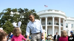 奧巴馬總統复活節星期一在白宮南草坪上与孩子們握手