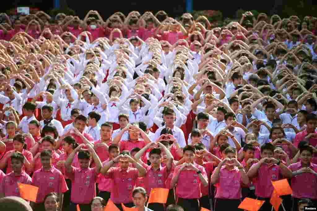 دانش&zwnj;آموزان تایلندی با ساختن شکل قلب در روز ولنتاین با مردم چین که گرفتار ویروس کرونا هستند، همدردی کردند.