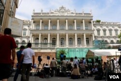 Press stake out positions in front of the Coburg Palace in Vienna, Austria, where the Iran nuclear talks are being held, July 6, 2015. (Photo: Brian Allen / VOA)