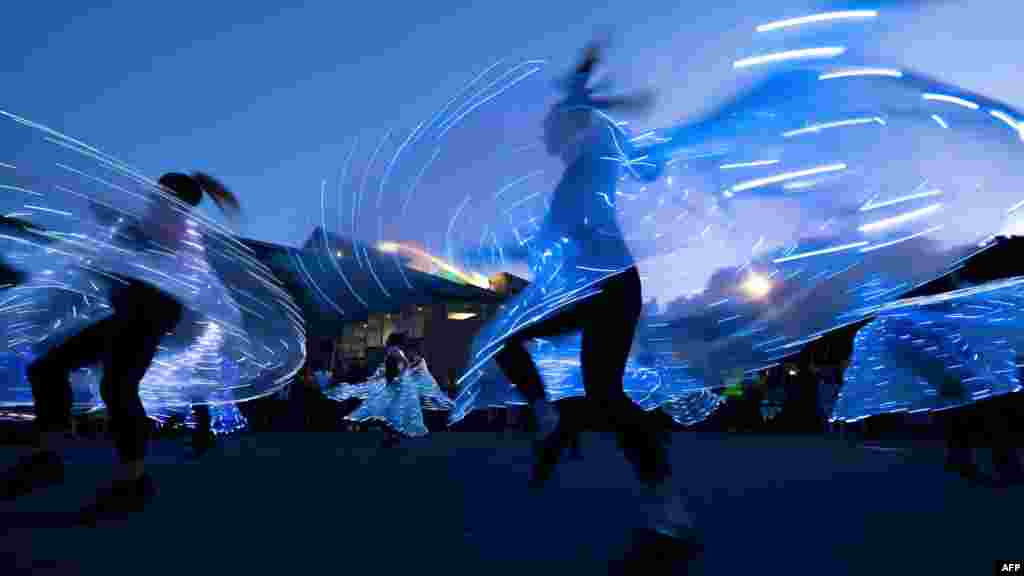 تجلیل از سال نو چینی در ویلینگتن، نیوزیلند و نمایش رقص با دامن&zwnj;های چراغ&zwnj;دار