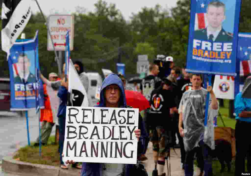 Protesters call for the release of U.S. Army Private First Class Bradley Manning on the road outside the main gate at the U.S. Army&#39;s Ft. Meade in Maryland June 3, 2013. 