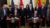 El presidente Donald Trump junto al viceprimer ministro y principal negociador por China, Liu He, firman la primera fase del acuerdo comercial en Washington, el miércoles 15 de enero de 2020.