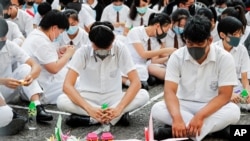 Teman sekolah pemrotes yang tertembak saat aksi unjuk rasa di Hong Kong, Selasa, (1/10) mengikuti pertemuan aksi solidaritas siswa di Tsuen Wan, Hong Kong, 2 Oktober 2019.