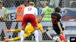 Thủ thành Đan Mạch Kasper Schmeichel cản phá một cú sút luân lưu của đội Croatia.