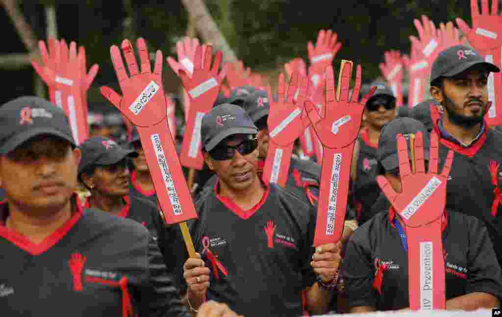 Para petugas kesehatan ambil bagian dalam pawai kesadaran HIV untuk memperingati Hari AIDS Sedunia di Kolombo, Sri Lanka (1/12). (AP Photo/Eranga Jayawardena)