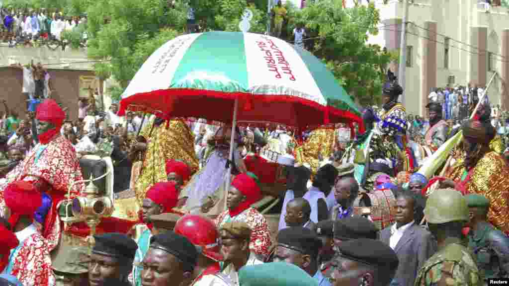 Emir of Kano, Alhaji Ado Bayero (C), attends an event marking his 50th year on the throne.