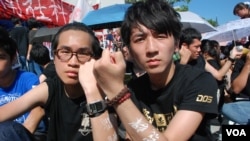 香港嶺南大學學生王嘉政(左)與同學一起參加大專生罷課反國民教育行動