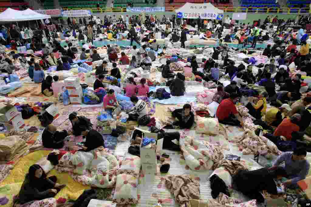 Family members of missing children gather at a gymnasium in Jindo, South Korea, April 17, 2014.