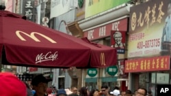 지난 22일 중국 베이징의 맥도널드와 KFC 매장. 중국에서 기한이 지난 육류가 유통돼 맥도날드와 KFC, 버거킹 등 유명한 즉석식품 판매장에 들어간 것으로 알려졌다.