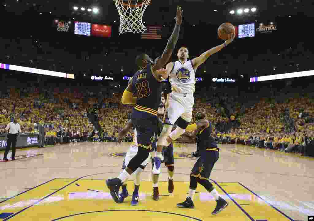 Golden State Warriors warongeye kwirahira Cleveland Cavaliers ku bitsindo 110 kuri 77.