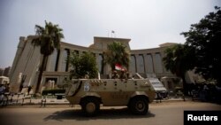 Бронетраспортер египетской армии охраняет вход в Верховный конституционный суд страны (архивное фото)