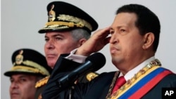 ປະທານາທິບໍດີ Hugo Chavez (ຂວາສຸດ) ຂອງເວເນຊູເອລາ