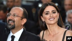 Le réalisateur Asghar Farhadi et l'actrice Penelope Cruz lors de la cérémonie d'ouverture du Festival de Cannes, le 8 mai 2018.