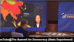 路透社报道，在白宫2021年12月10日举行的民主峰会上，台湾数位部长唐凤发言时展示的一张地图让白宫陷入惊恐。