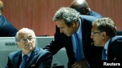 Blatter, Platini e Valcke, suspensos