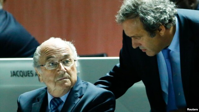 Michele Platini (de pie) y Joseph Blatter, fueron suspendidos provisionalmente por la FIFA.