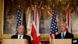 El secretario de Defensa de EE.UU., James Mattis, (izquierda) y el secretario de Defensa británico, Michael Fallon ofrecieron una conferencia de prensa conjunta en Londres, el viernes, 31 de marzo, de 2017.