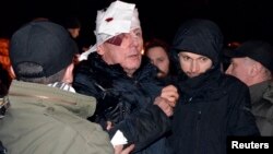 Ông Yurliy Lutsenko, cựu Bộ trưởng Nội vụ và là lãnh đạo phe đối lập Ukraina bị thương trong vụ xô xát với cảnh sát, 10/1/14