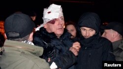 Pemimpin oposisi Ukraina Yuriy Lutsenko, menerima bantuan medis pasca bentrokan demonstran dengan polisi anti huru-hara di Kyiv (10/1).