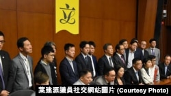 20多名民主派議員召開記者會支持劉小麗。(葉建源議員社交網站圖片)