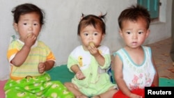 북한 함경북도 명천 군의 한 보육원에서 아이들이 빵을 먹고 있다. (자료사진)
