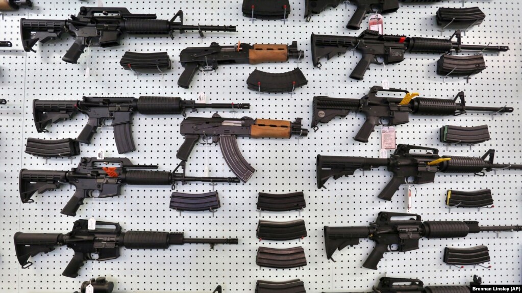 资料照片：科罗拉多州一家枪店所展示的枪支。(photo:VOA)