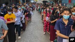 ထိုင်းနိုင်ငံ စမွတ်ဆာခွန်းခရိုင် ပုစွန်ဈေးမှာ ကိုဗစ်စစ်ဆေးဖို့ တန်းစီစောင့်ဆိုင်းနေတဲ့ ရွှေ့ပြောင်းအလုပ်သမားများ။ (ဒီဇင်ဘာ ၂၀၊ ၂၀၂၀)