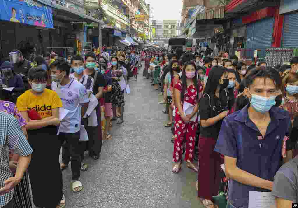 ထိုင်းနိုင်ငံ စမွတ်ဆာခွန်းခရိုင်က ပုစွန်ဈေးမှာ ကိုဗစ်စစ်ဆေးဖို့ တန်းစီနေကြသူများ။ (ဒီဇင်ဘာ ၂၀၊ ၂၀၂၀)