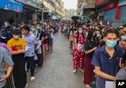 រូប​ឯកសារ៖ ពលរដ្ឋ​តម្រង់​ជួរ​ដើម្បី​ធ្វើ​តេស្ត​កូវីដ១៩​នៅ​ក្នុង​ខេត្ត​ Samut Sakhon នៅ​ក្នុង​ប្រទេស​ថៃ​កាល​ពី​ថ្ងៃ​ទី​២០ ខែ​ធ្នូ​ ឆ្នាំ​២០២០។ (AP)