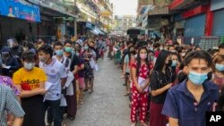 ထိုင်းနိုင်ငံ စမွတ်ဆာခွန်းခရိုင်မှာ ပုစွန်ဈေးမှာ ကိုဗစ်စစ်ဆေးဖို့ တန်းစီနေကြသူများ။ (ဒီဇင်ဘာ ၂၀၊ ၂၀၂၀) 