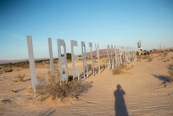 雕塑家陳維明的“自由雕塑公園”坐落在加利福尼亞州莫哈韋沙漠的一條高速公路旁（美國之音記者文灝拍攝）