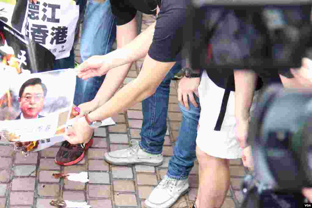 香港多个团体和政党游行示威要求张德江倾听港人民意（美国之音海彦拍摄）