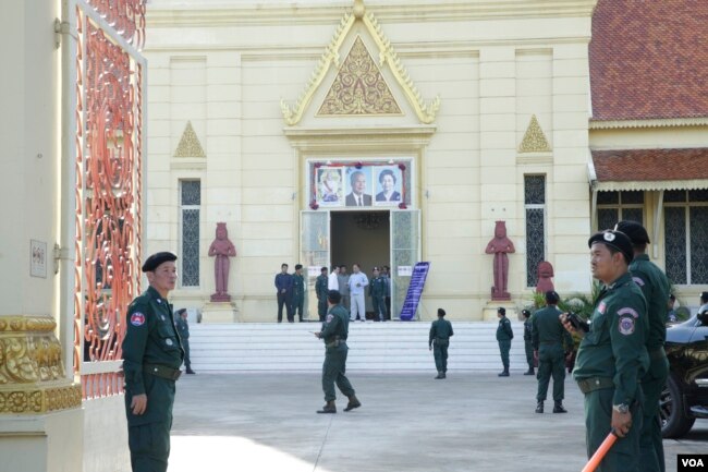 រូបឯកសារ៖ ទិដ្ឋភាពនៅមុខតុលាការកំពូល និងមហាអយ្យការ នាព្រឹកថ្ងៃព្រហស្បតិ៍ ទី១៦ ខែវិច្ឆិកា ឆ្នាំ២០១៧ នៅរាជធានីភ្នំពេញ ខណៈពេលដែលតុលាការកំពូលរៀប​ចំ​បើក​សវនាការ​លើ​បណ្តឹង​របស់​ក្រសួងមហាផ្ទៃ​ ដែល​បាន​ប្តឹង​សុំ​ឲ្យ​រំលាយ​គណបក្ស​សង្គ្រោះ​ជាតិ។ (ខាន់ សុគុំមនោ/VOA)