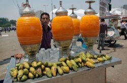 Seorang penjual jus mangga di Tahrir Square, Kairo, Mesir, 11 Juli 2011. (Foto: dok).