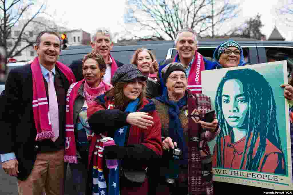 Le gouverneur de la Virginie, Terry McAuliffe, salue les manifestantes, à Capitoll Hill, Washington DC, le 21 janvier 2017. (VOA/Nastasia Peteuil)