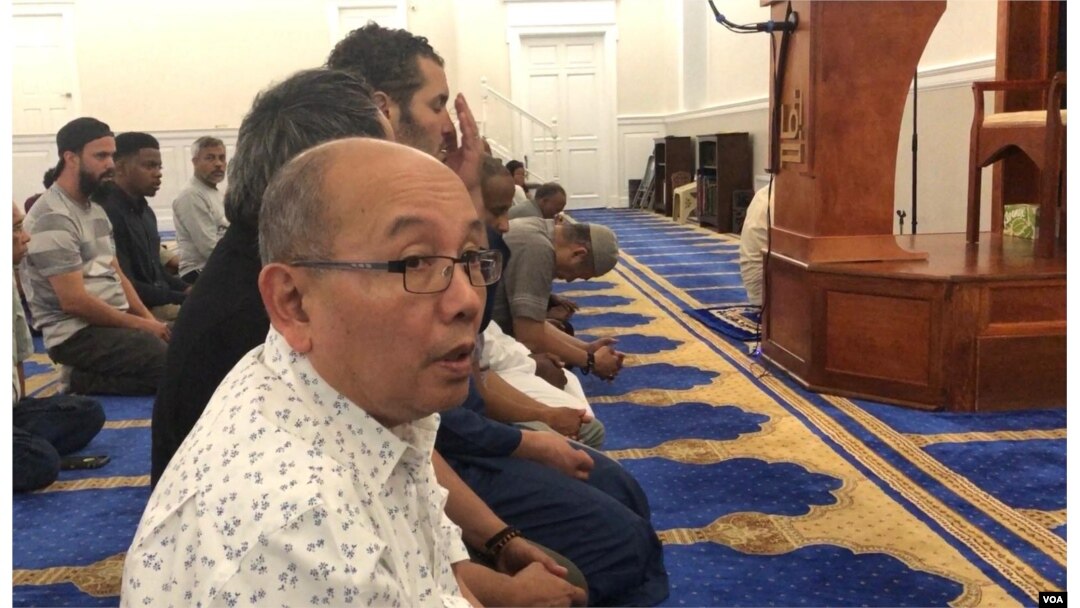 Suasana salat di Masjid Imaam Center, di Silver Spring, negara bagian Maryland, Sabtu, 10 Agustus 2019. (Foto: Gandira Pratama, Yogi Leksono/VOA)