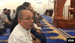 Suasana salat di Masjid Imaam Center, di Silver Spring, negara bagian Maryland, Sabtu, 10 Agustus 2019. (Foto: Gandira Pratama, Yogi Leksono/VOA)