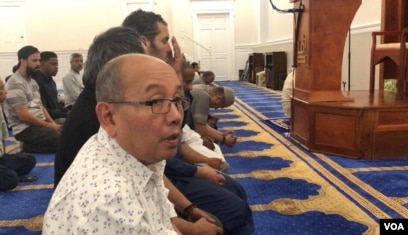 Suasana salat di Masjid Imaam Center, di Silver Spring, negara bagian Maryland, Sabtu, 10 Agustus 2019. (Foto: Gandira Pratama, Yogi Leksono/VOA)