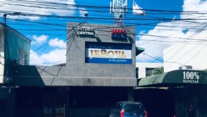 Entrada principal del edificio de Canal de TV 100% Noticias, en Managua, Nicaragua.