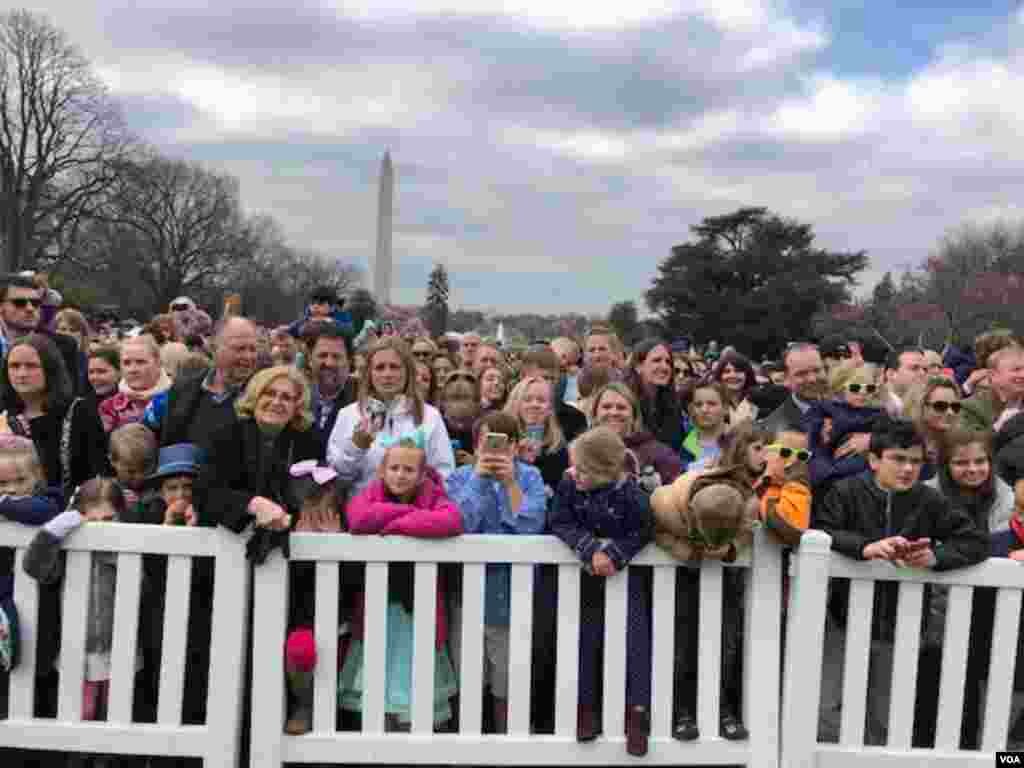 Children and their parents await the start of the annual Easter Egg Roll at the White House, April 2, 2018. (Photo: Steve Herman / VOA)